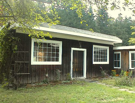 Located in the hamlet of Bearsville, just a few miles  west of the center of Woodstock. Right on NYC bus route and easy walk to  fine restaurants, theatre and post office. 